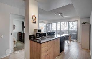 4-комнатная квартира в Квинсвей за C$701 000