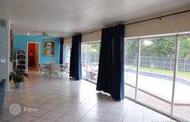 Уютная вилла с задним двором, бассейном и зоной отдыха, Майами, США за $759 000