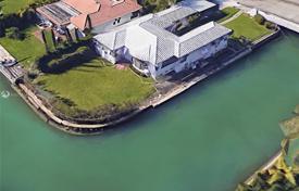 Комфортабельный коттедж с задним двором, зоной отдыха и гаражом, Майами-Бич, США за $1 300 000