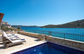 Красивая каменная вилла с бассейном и барбекю на первой линии от моря, Трогир, Хорватия за 1 850 000 €