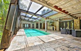 Уютная вилла с задним двором, бассейном, патио и террасой, Майами, США за $1 250 000