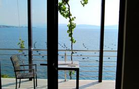 Меблированная вилла с участком, парковкой, террасой и видом на море, Каменари, Черногория за 290 000 €