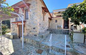 Трёхэтажный каменный дом с видом на море, Тирос, Пелопоннес, Греция за 220 000 €