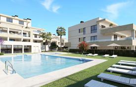 Четырехкомнатные апартаменты с просторной террасой в 800 метрах от пляжа, Эстепона, Испания за 409 000 €