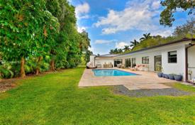 Уютная вилла с задним двором, бассейном и террасой, Корал Гейблс, США за 1 612 000 €