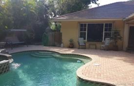 Комфортабельная вилла с садом, бассейном с подогревом, террасой и гаражом, Майами, США за 827 000 €