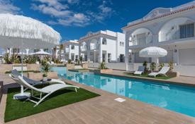Комфортабельный таунхаус с парковкой, садом и террасами в жилом комплексе с бассейном, Сьюдад Кесада, Испания за 237 000 €