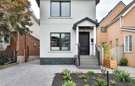 Дом в городе в Йорке, Торонто, Онтарио,  Канада за C$1 564 000