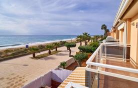 Двухэтажная вилла на первой линии от песчаного пляжа в Крешеле, Таррагона, Испания за 540 000 €