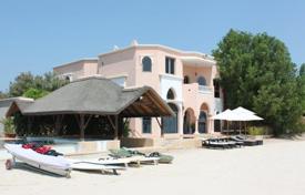 Просторная вилла с бассейном и собственным пляжем, Пальма Джумейра, Дубай, ОАЭ за 13 100 € в неделю