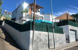 Меблированная двухэтажная вилла с садом и бассейном рядом с пляжами, в спокойном районе, Льорет‑де-Мар, Испания за 341 000 €