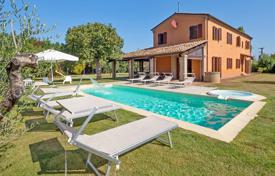 Классическая вилла с бассейном, садом и парковкой недалеко от пляжа, Риччоне, Италия за 3 600 € в неделю