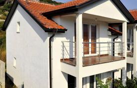 Двухэтажный таунхаус с просторной террасой и видом на море, Херцег-Нови, Черногория за 115 000 €