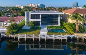 Современная вилла с задним двором, бассейном, зоной отдыха, террасой и гаражом, Майами-Бич, США за $3 995 000