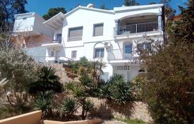 Трехэтажная вилла с двумя апартаментами, садом и бассейном, Льорет‑де-Мар, Испания за $2 570 в неделю