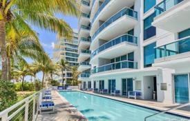Светлая квартира с видом на бассейн в резиденции на первой линии от пляжа, Сарфсайд, Флорида, США за $960 000