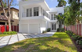 Комфортабельная вилла с задним двором, бассейном, террасой и гаражом, Майами, США за 1 948 000 €