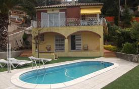 Двухэтажная вилла с бассейном, садом и панорамным видом на море в спокойном районе, Льорет‑де-Мар, Испания за 396 000 €