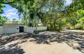 Уютная вилла с задним двором, бассейном, зоной отдыха и гаражом, Майами, США за 1 253 000 €