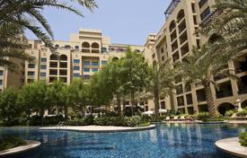 Комфортабельные апартаменты с террасой и видом на море в резиденции с бассейном, недалеко от пляжа, Пальма Джумейра, Дубай, ОАЭ. Цена по запросу