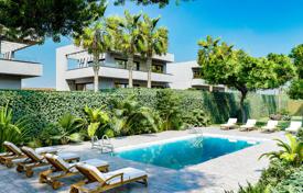 Новая вилла премиум класса с садом и гаражом в закрытой резиденции с бассейном, тренажерным залом и теннисными кортами, Таррагона, Испания за $534 000