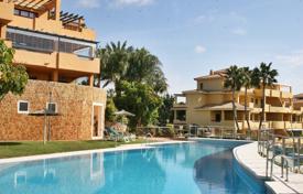 Просторный пентхаус с парковкой и террасой в жилом комплексе с бассейнами и видом на озеро, Сотогранде, Испания за 350 000 €