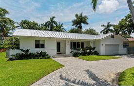 Просторная вилла с задним двором, бассейном, баней, летней кухней, зоной отдыха и гаражом, Майами, США за 1 566 000 €