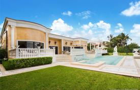 Комфортабельная вилла с задним двором, бассейном, летней кухней, зоной отдыха, террасами и гаражом, Майами-Бич, США за 18 451 000 €