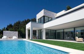 Современная вилла с садом, задним двором, бассейном, зоной отдыха и террасой, Марбелья, Испания за 2 650 000 €