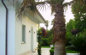 Двухэтажная вилла с бассейном, сауной и садом рядом с пляжем, Марина-ди-Пьетрасанта, Италия за 7 000 € в неделю
