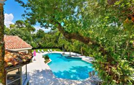 Просторная вилла с садом, задним двором, бассейном, зоной отдыха, террасой и гаражом, Майами, США за 2 165 000 €