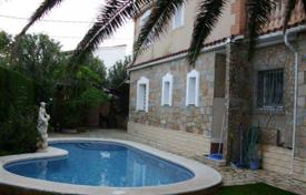 Просторная вилла с садом, задним двором, бассейном, зоной барбекю, патио, террасой и парковкой, Дения, Испания за 640 000 €