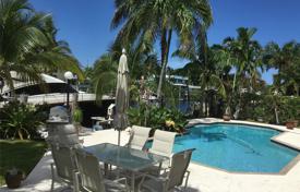 Прекрасная вилла с задним двором, бассейном, террасой и видом на океан, Майами, США за $1 280 000