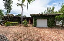 Уютный коттедж с задним двором, зоной отдыха и гаражом, Майами, США за $875 000