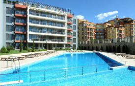 Просторная двухкомнатная квартира с видом на бассейн в Святом Власе, Болгария, в комплексе Сан Вейв, 97 кв,. # 3333 за 125 000 €