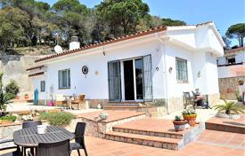 Красивая одноэтажная вилла с садом и парковкой рядом с пляжем, Льорет‑де-Мар, Испания за 228 000 €