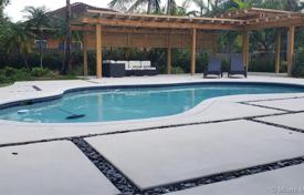 Прекрасная вилла с бассейном, садом и террасой, Майами, США за 1 653 000 €