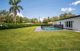 Просторная вилла с задним двором, бассейном, зоной отдыха и парковкой, Майами, США за 1 336 000 €