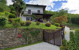В нескольких минутах езды от центра города Стрезы продается красивый трехэтажный дом с садом за 390 000 €