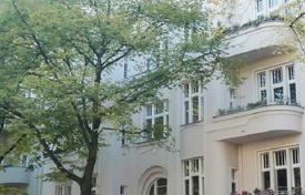 Квартира под аренду с террасой в отремонтированном историческом здании, Берлин, Германия за 321 000 €