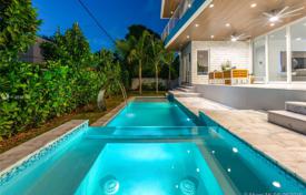 Комфортабельная вилла с задним двором, бассейном, террасой и гаражом, Майами-Бич, США за $2 699 000
