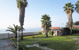 Просторная современная вилла с садом в закрытой резиденции, на первой линии у моря, Террачина, Италия за 4 600 € в неделю