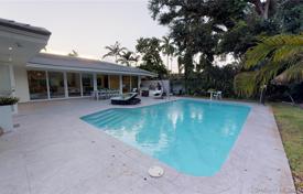 Просторная вилла с задним двором, бассейном и зоной отдыха, Майами, США за 1 403 000 €