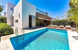 Трехэтажная вилла с террасами, задним двором, бассейном, зоной отдыха и гаражом, Коста Адехе, Испания за 2 095 000 €