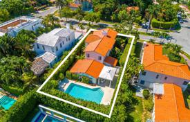 Шикарная вилла с задним двором, бассейном, гаражом и террасой, Майами-Бич, США за 2 245 000 €