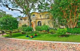 Просторная вилла с садом, задним двором, бассейном, зоной отдыха, террасой и гаражом, Майами, США за $2 150 000