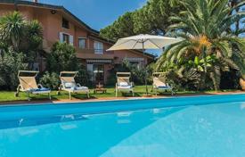 Просторная оригинальная вилла с бассейном и парком рядом с пляжем, Лидо-ди-Камайоре, Италия за 8 000 € в неделю