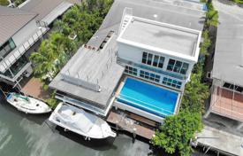 Комфортабельная вилла с бассейном, гаражом, террасой и видом на океан, Майами, США за 3 035 000 €