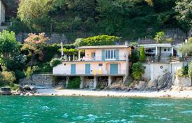 Двухэтажная вилла прямо на пляже у озера Комо, Менаджо, Ломбардия, Италия за 3 700 € в неделю