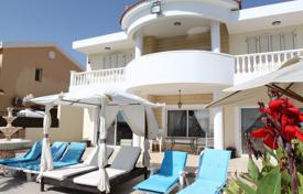 Просторная вилла с бассейном на берегу моря, Перволия, Кипр за 4 400 € в неделю